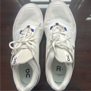 Women’s On the Roger Spin Sneakers Size 9.5